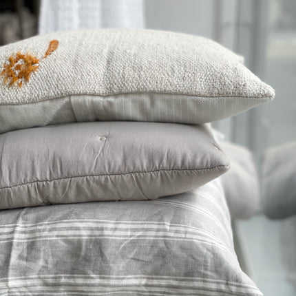 Groftvævet viskose og håndbroderet med kaktus silke. Velour, hør, Handloom og Sari puder er også en stor del af vores kollektion, som plaider, håndklæder, sengetæpper, hynder og madrasser