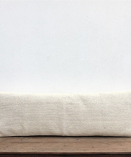 Lækker bomulds madras i lys farve.  Betrækket kan tages af og vaskes. Fyldet er polyester, så det holder formen og ikke mugner, hvis det ved et uheld, skulle blive vådt.  Brug madrassen til din ude eller inde. Den er ideel til gulvet til hygge og leg.   Størrelse: 45x150 cm  Farve: Natural (Sand)