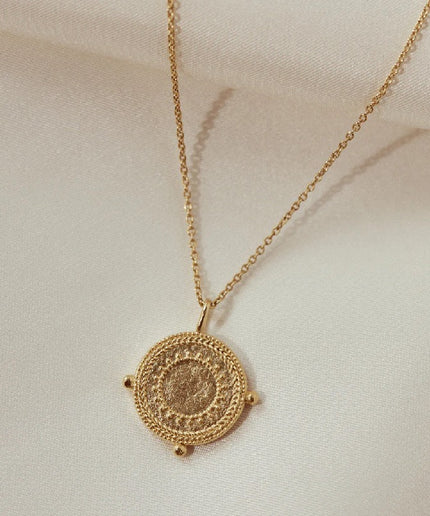 guldbelagt halskæde med medallion