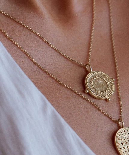 guldbelagt halskæde med medallion