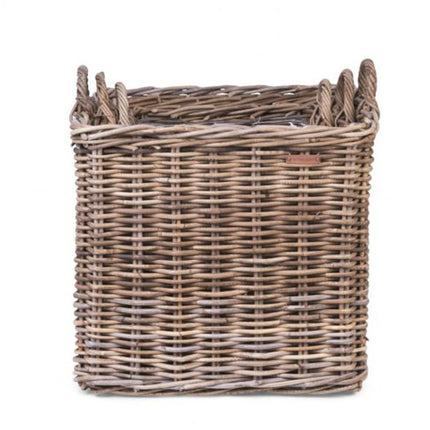 Stor firkantet kurv.  Super flotte kurve i rattan. Kurven er polstret med plastik, så man kan bruge den som plantekurv. De 3 størrelser er flotte sammen eller hver for sig.  Kurven kan også bruges til dine plaider og til men er også til opbevaring af puder eller hynder fra have møblerne.  Kurvens to hanke gør det nemt at flytte rundt på den.  Størrelse (Dia.xH):  Large: 57x58 cm.  Medium: 58x53 cm.  Small: 40x48 cm. 