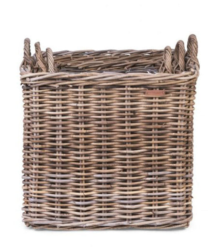 Stor firkantet kurv.  Super flotte kurve i rattan. Kurven er polstret med plastik, så man kan bruge den som plantekurv. De 3 størrelser er flotte sammen eller hver for sig.  Kurven kan også bruges til dine plaider og til men er også til opbevaring af puder eller hynder fra have møblerne.  Kurvens to hanke gør det nemt at flytte rundt på den.  Størrelse (Dia.xH):  Large: 57x58 cm.  Medium: 58x53 cm.  Small: 40x48 cm. 