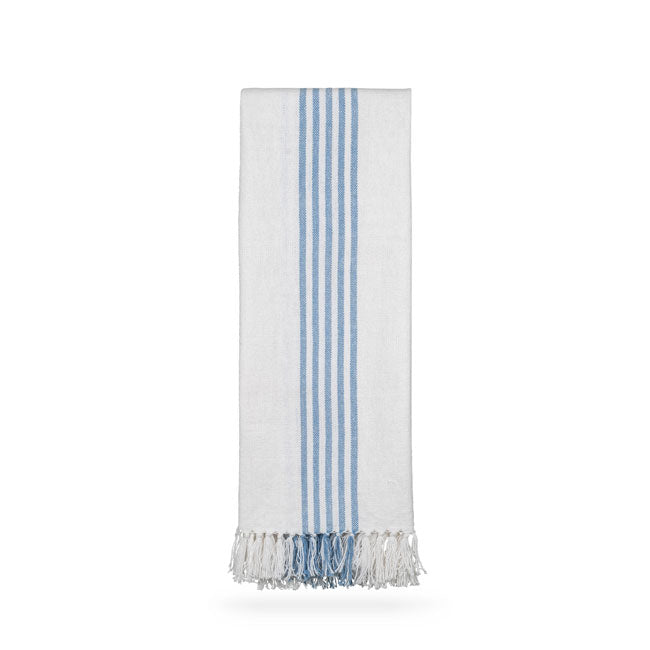 Badehåndklæde i blide farver.  Håndklædet har råhvid bund med blå striber og frynser i enderne. Meget lækkert og dekorativt, men også ideelt til stranden eller liggestolen.  100% bomuld.  Farve: Råhvid / blå.  Størrelse: 72 x 140 cm